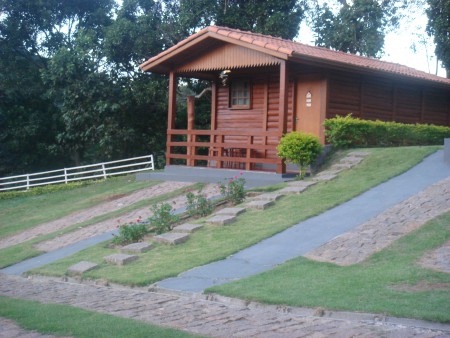 Chalé de 28m2, todo em madeira, inclusive assoalho.Possuem varanda,rede para descanso,tv 29 com dvd e filmes. Cama box Queen size,ventilador de teto, frigobar, chveiro à gas.  size 